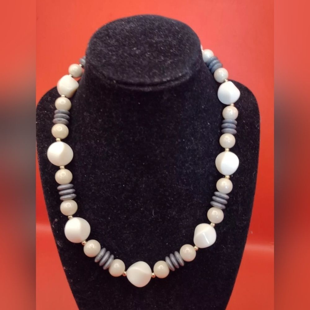 VTG Trifari Cream And Gray Acrylic bead 16" necklace With Gold Tone Spacers NWT